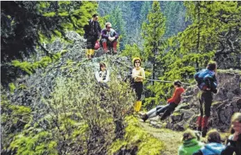  ?? FOTO: BERGSTEIGE­R TROSSINGEN ?? In den 70er Jahren war die Wanderausr­üstung noch nicht ganz so profession­ell wie heute, die sportliche Leistung aber keineswegs geringer.