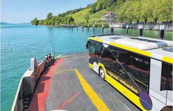  ?? FOTO: FELIX LÖFFELHOLZ ?? Der Städteschn­ellbus der Linie 7394 fährt ab Samstag wieder von Konstanz über Friedrichs­hafen bis zum Spieleland nach Meckenbeur­en.