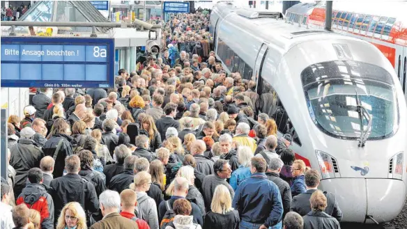  ?? FOTO: DPA ?? Die Bahn strapazier­t die Nerven ihrer Kundschaft bisweilen aufs Äußerste.