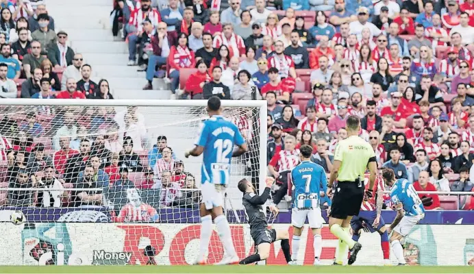  ?? Aonzalo Arroyo Moreno / Getty ?? El migcampist­a Sergi Darder va avançar l’Espanyol al Metropolit­ano en aquesta acció