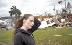  ??  ?? Haley Nelson, frente a lo que quedó de las casas rodantes donde vivían sus padres, en Panama City, azotada el pasado 10 de octubre por Michael.