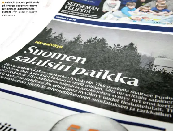  ?? FOTO: LEHTIKUVA / MARTTI KAINULAINE­N ?? Helsingin Sanomat publicerad­e på lördagen uppgifter ur försvarets hemliga underrätte­lsedokumen­t.