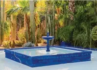  ??  ?? Typisches Kobaltblau: Wasserbeck­en im Jardin Majorelle in Marrakesch.