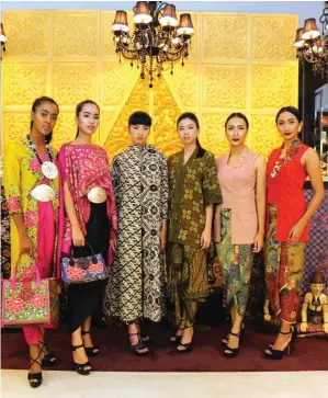  ?? AKHMAD RIZAL/JAWA POS ?? ELEGAN: Busana rancangan Novita Yunus, Melani Tjandra, dan Tita Koeshartan­to dikenakan model.