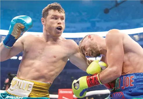  ?? FE ?? “Canelo” Álvarez, izquierda, continúa demostrand­o que es el mejor boxeador libra por libra.