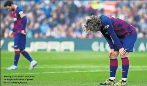  ??  ?? Messi y Griezmann se toman un respiro durante el partido del sábado pasado.