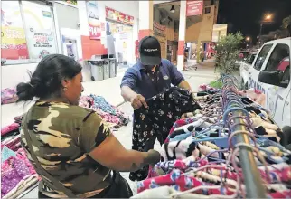  ?? VALENTINA ENCALADA/ EXPRESO ?? Comercio. Olga Castañeda atiende a sus clientes en una vereda, donde además permanece su mercadería.