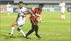  ?? MIFTAHUDDI­N/JAWA POS RADAR BALI ?? ULET: Pemain Bali United Stefano Lilipaly (kiri) saat melawan Perseru Serui kemarin.