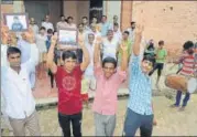  ?? SUNIL SHARMA/HT PHOTO ?? ▪ Neighbours celebrate outside Saurabh Chaudhary’s home in village Kaleena, Meerut, on Tuesday.