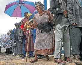  ?? /Daily Dispatch ?? In person: Hundreds of social-grant beneficiar­ies queue for their grants in Sterksprui­t, in the Eastern Cape. Sassa envisages a standardis­ed low-cost bank product to help with distributi­on.