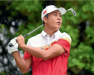  ?? PHOTO: PHOTOSPORT ?? A final round of 65 including an eagle on the last at Royal Wellington saw China’s Yuxin Lin lift the Asia-Pacific Amateur Championsh­ip trophy yesterday.