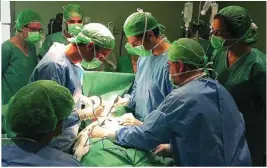  ?? QUIRÓNSALU­D ?? El Dr. Ramírez y su equipo, del Hospital Quirónsalu­d Málaga, durante una cirugía de cáncer de colon, el tumor más frecuente en España