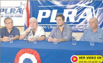  ??  ?? El senador Luis A. Wagner (i); el intendente de Iturbe (Guairá), Darío Cabral; el tesorero del PLRA Salyn Buzarquis y el exsenador Luis A. Jaeggli, ayer en la sede del PLRA.