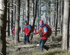  ?? ?? Záchranáři Ženu a dítě nalezli v lese horští záchranáři.