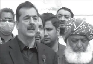  ??  ?? ISLAMABAD
PPP leader and former PM Yousuf Raza Gilani speaks to the media alongside JUI-F chief Maulana Fazlur Rehman outside the latter's residence. -APP