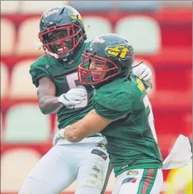  ?? FOTO: PERE PUNTÍ ?? Toni Montón (a la derecha) firmó dos touchdowns para los nuevos Dragons