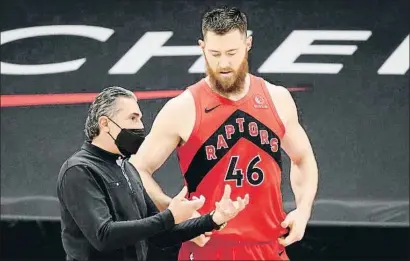  ?? CHRIS O'MEARA / AP ?? Sergio Scariolo da instruccio­nes a Aron Baynes durante el partido Toronto Raptors-houston Rockets