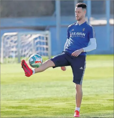  ??  ?? Burgui realiza un control durante un entrenamie­nto en la Ciudad Deportiva del Real Zaragoza.