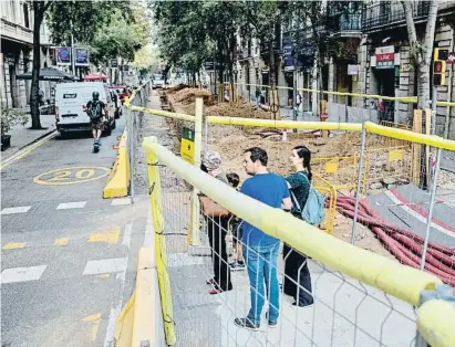  ?? Barc lonc/o ?? Les obres van a gran velocitat; a la foto, Consell de Cent entre la rambla Catalunya i el passeig de Gràcia