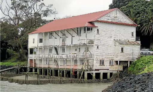  ?? JODI YEATS ?? The sale of the derelict Bayswater Boating Club house is being held up by Auckland Council.