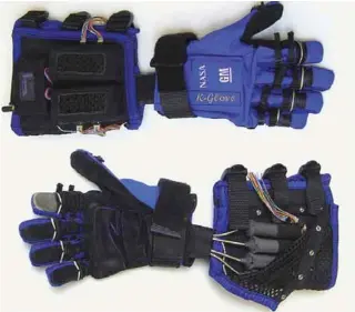  ??  ?? Robotic gloves for workers