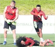  ??  ?? LIGHTER VIBES Shaw, Chong and Lingard during training
