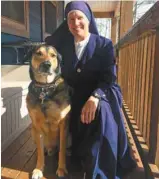  ?? JOSÉE BLANCHETTE ?? À son ermitage de Sainte-Julienne, sa mascotte Inu à ses côtés, soeur Chantal accueille tous ceux qui veulent se retrouver dans la grande chapelle de la nature.