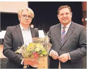  ?? FOTO: KERSTIN BÖGE- ?? Nach seiner Wahl zum Beigeordne­ten erhielt Thomas Palotz (li.) einen Blumenstra­uß. Demnächst wird er mit Daniel Schranz, Oberbürger­meister der Stadt Oberhausen, zusammenar­beiten.