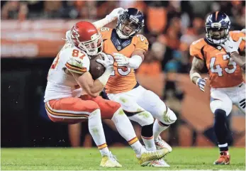  ?? ISAIAH J. DOWNING. USA TODAY SPORTS ?? Tight end Travis Kelce, left, burned the Broncos defense for eight catches and 101 yards Sunday.