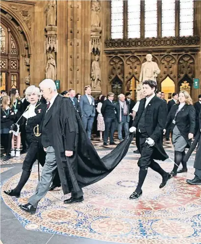  ?? JESSICA TAYLOR / AP ?? El president del Parlament britànic, Lindsey Hoyle, i la dama uixer del Bastó Negre, Sarah Clarke
