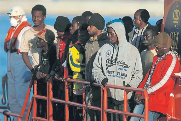  ?? JON NAZCA / REUTERS ?? Estos inmigrante­s africanos fueron rescatados ayer de una patera frente a las costas españolas y llevados al puerto de Málaga