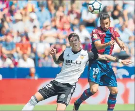  ?? FOTO: EFE ?? Máxima igualdad El Valencia pegó primero y el Levante empató antes del descanso