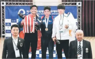  ??  ?? NAIB JUARA: Eswandy (kiri) merakam kenangan di atas podium selepas muncul naib juara kategori 63.5kg lelaki.