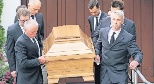  ?? FOTO: DPA ?? Bestatter brachten gestern den Sarg mit dem Leichnam Helmut Kohls aus dessen Haus in Ludwigshaf­en-Oggersheim.