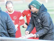  ?? ARCHIVFOTO: CHRISTIAN METZ ?? Knapp vier Jahre lang hatte Adrian Philipp (re.) die Verantwort­ung beim FC Wangen. Zur neuen Saison geht es zum SV Eglofs.