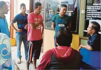  ??  ?? MUHAMMAD Zulkhairul (tiga kiri) ketika menuntut janazah anaknya di Bilik Forensik, HRPZ II, Kota Bharu.