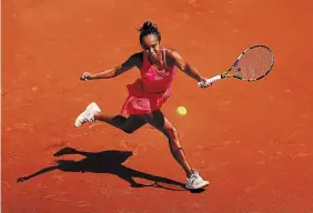  ?? JULIAN FINNEY GETTY IMAGES ?? Leylah Fernandez plays a forehand against Magda Linette on Sunday at the French Open.