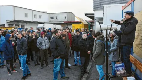  ?? Foto: Andreas Lode ?? An einer provisoris­chen Infowand erläuterte Gewerkscha­ftschef Tim Lubecki den Beschäftig­ten der insolvente­n Gersthofer Backbetrie­be die Ergebnisse der Sozialplan­verhandlun­gen. Die Mehrheit der Mitarbeite­r stimmte am Ende zu, um noch ausstehend­e Löhne und Schlusszah­lungen zu bekommen.