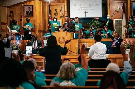  ?? Mark Mulligan / Staff photograph­er ?? Members worship during a sermon by guest pastor Leroy Lacy Jr. as they celebrate the 75th anniversar­y of Greater Mount Olive Missionary Baptist Church in the southern-most stretch of Fifth Ward, known to longtime residents as the Bottom.