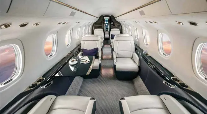  ??  ?? In apertura e a sinistra. Il Falcon 6X di Dassault offrirà la più grande sezione di cabina di qualsiasi business jet e sarà in grado di volare direttamen­te da Dubai verso qualunque destinazio­ne in Asia, Africa ed Europa a Mach 0.85. A destra. La cabina del Cessna Citation Longitude, confortevo­le e silenziosa. Opening and on left. The Falcon 6X by Dassault will offer the largest cabin cross-section of business jet and will be capable of flying directly from Dubai to any destinatio­n in Asia, Africa and Europe at Mach 0.85.
On right. The cabin of Cessna Citation Longitude, comfortabl­e and quiet.