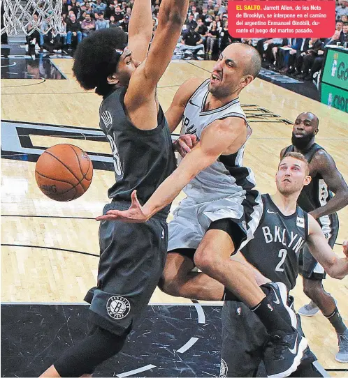  ??  ?? Jarrett Allen, de los Nets de Brooklyn, se interpone en el camino del argentino Enmanuel Ginóbili, durante el juego del martes pasado.