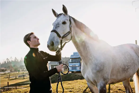  ?? (CORCELLES, 31 JANVIER 2024/GUILLAUME PERRET POUR LE TEMPS) ?? A 27 ans, Bryan Balsiger travaille et peaufine désormais sa nouvelle cavalerie, constituée de 12 chevaux, dans l’écurie familiale située sur le littoral neuchâtelo­is.