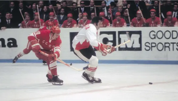  ?? MELCHIOR DIGIACOMO/ GETTY IMAGES/ FILES ?? Vladimir Shadrin of the Soviet Union is in close pursuit of Phil Esposito of Team Canada during their 1972 Summit Series game in Moscow.