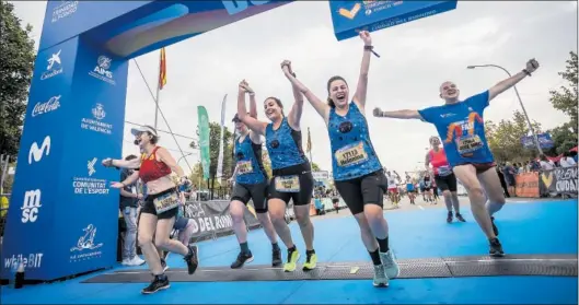  ?? ?? Varias participan­tes, cogidas de la mano, celebran su llegada a meta tras realizar la Maratón de Valencia.