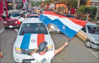  ??  ?? Los ciudadanos de San Lorenzo salieron en caravana para reclamar la intervenci­ón del Poder Ejecutivo en la cuestionad­a administra­ción del intendente Albino Ferrer.