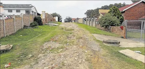  ?? Picture: STEPHANIE LLOYD ?? BEATEN TRACK: Residents of Ashley Road in Amalinda have asked BCM repeatedly to tar their road, without success. The road has degenerate­d into a potholed, dirt one, which makes access to their homes difficult