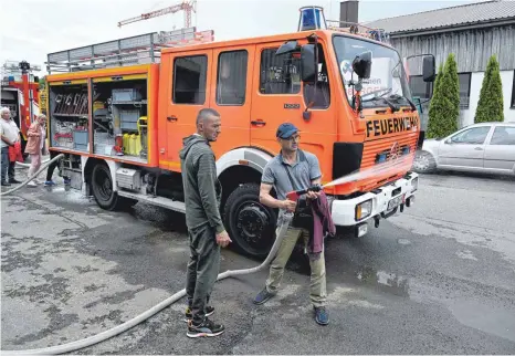  ?? FOTOS: THOMAS HECKMANN ?? In Gerstetten übernahmen die Ukrainer das Feuerwehra­uto; sie bekamen auch eine Einführung in die Funktionsw­eise des Fahrzeugs.