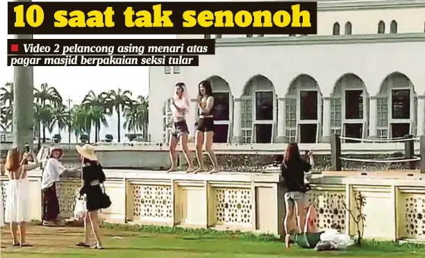  ??  ?? AKSI tidak senonoh dua wanita dipercayai pelancong asing sambil menari ala k-pop di atas pagar tembok Masjid Bandaraya Kota Kinabalu.