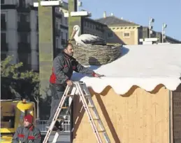  ?? ÁNGEL DE CASTRO ?? El montaje de la Muestra Navideña está a punto de finalizar.