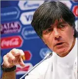  ??  ?? Fingerzeig fürs Halbfinale: Bundestrai­ner Joachim Löw auf der Pressekonf­erenz in Sotschi. Foto: dpa